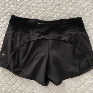Black Lululemon Speed up size 6, 4 inch inseam